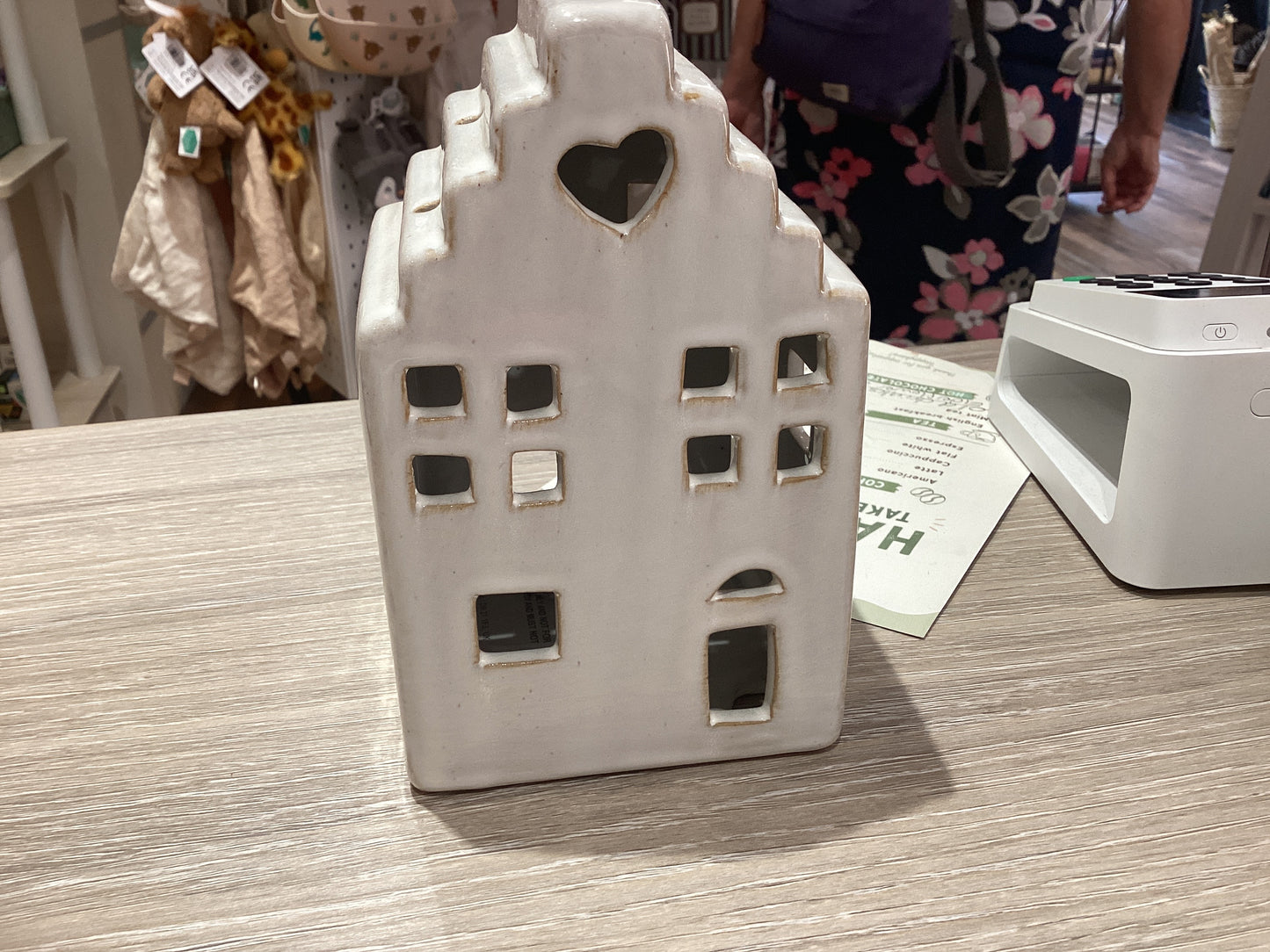Ceramic heart tea light house