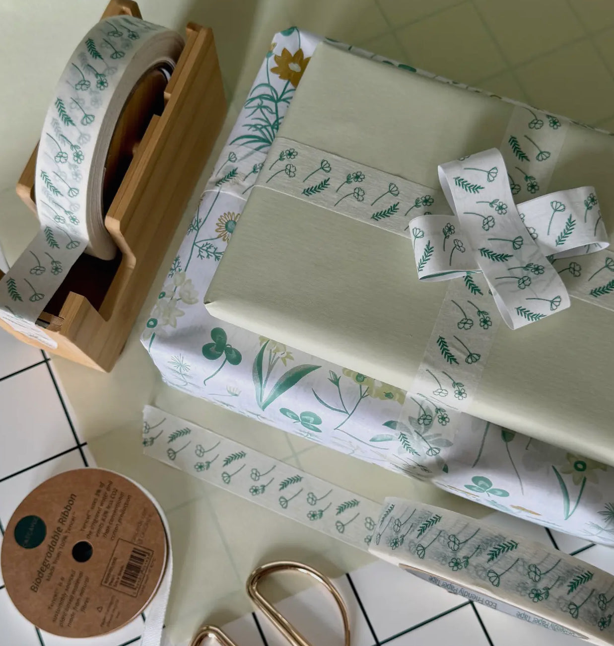 Paper Tape 24mm - white with green flowers